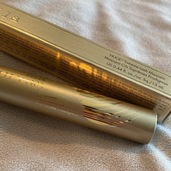 Stila Cosmetics Huge Extreme Lash Mascara - Picture 5 of 6